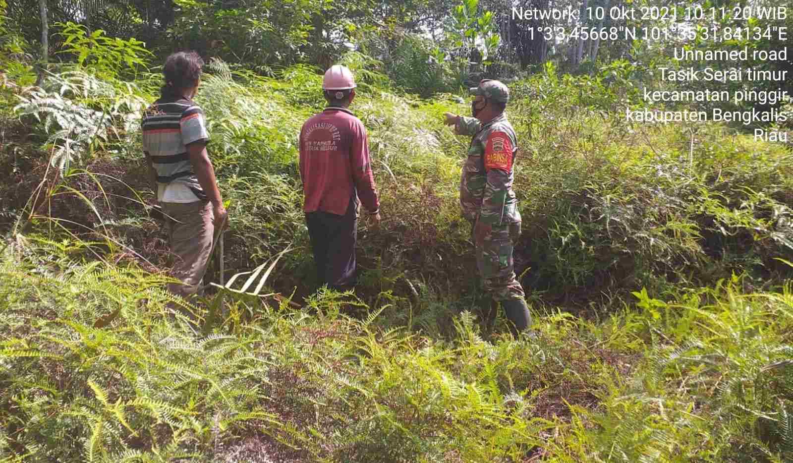 Serda P. Sinaga Patroli Karhutla di Desa Tasik Tebing Serai Kecamatan Talang Muandau