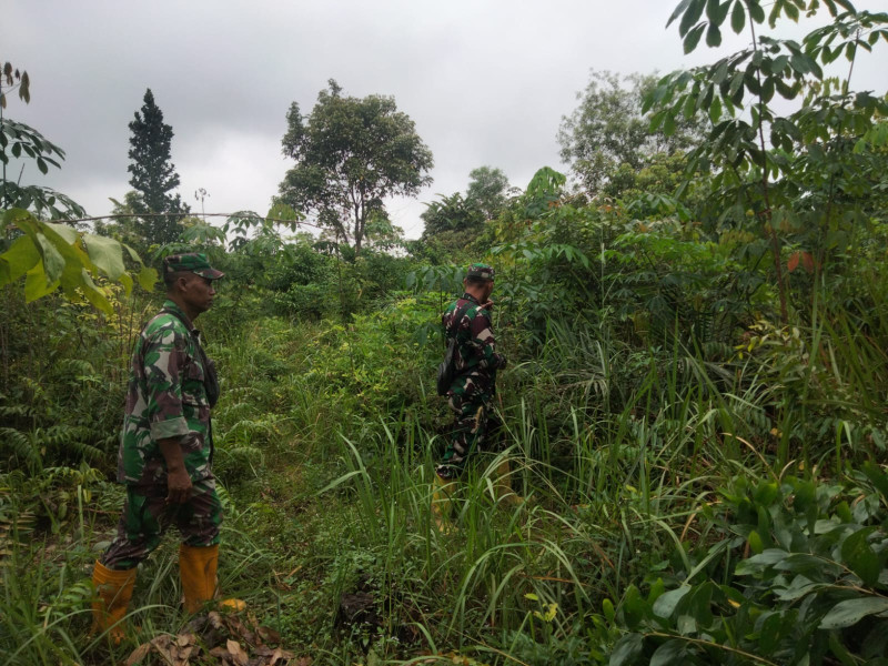 Terus Laksanakan Patroli, Babinsa Koramil 03/Mandau Pelda Armen dan Pelda Sutrisno di RT 03 RW 02 Desa Petani