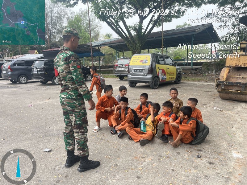 Babinsa Pratu M. Hanafi Berikan Penyuluhan Pancasila di Anak Sekolah Di Kelurahan Batang Serosa, Kampung Pancasila