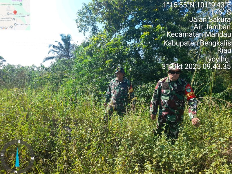 Babinsa Serka Alinaspi, Serda Paino, Koptu Mukhsin Khan Patroli Karhutla di Kelurahan Air Jamban, Kecamatan Mandau Babinsa Serka Alinaspi, Serda Paino, Koptu Mukhsin Khan Patroli Karhutla di Kelurahan Air Jamban, Kecamatan Mandau