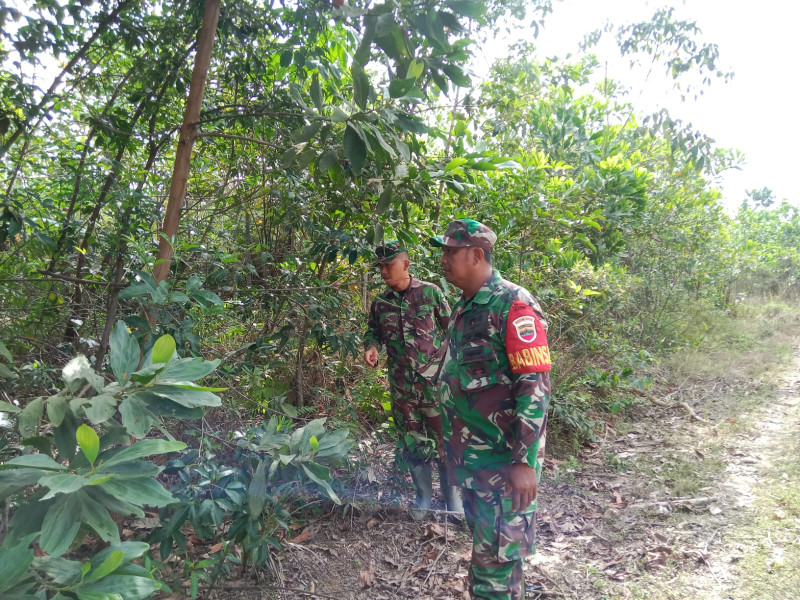 Terus Laksanakan Patroli, Babinsa Koramil 03/Mandau Serda Fikri dan Serda Paino di Desa Tasil Serai Timur