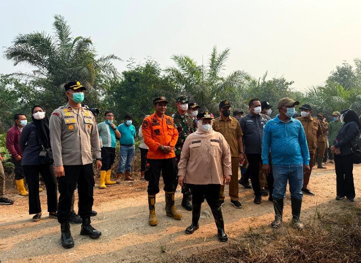 Karhutla Desa Sungai Meranti Jadi Perhatian Serius, Bupati Bengkalis Hj. Kasmarni dan Wakapolres Turun Langsung Tinjau Lokasi