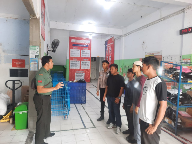 Babinsa Praka Alif Berikan Komsos Kepada warga RT 04 RW 05 Air Jamban, Duri, Bengkalis