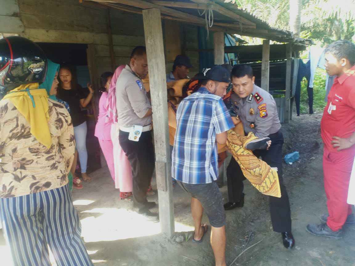 Bantu Korban Lakalantas, Kapolsek Mandau Berpesan Hati-hati