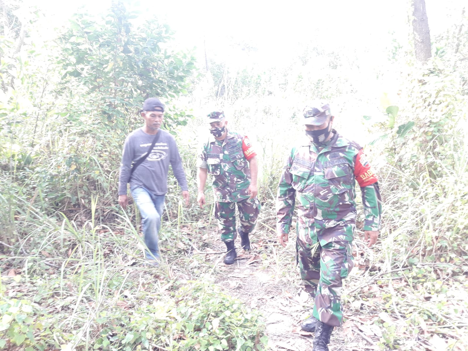 Serka TR. Lase dan Sertu Rosdianto Patroli Karhutla di Desa Petani