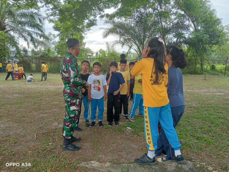Babinsa Pelda Armen Berikan Penyuluhan Pancasila Kepada Siswa SDN 02 Kelurahan Gajah Sakti, Kampung Pancasila
