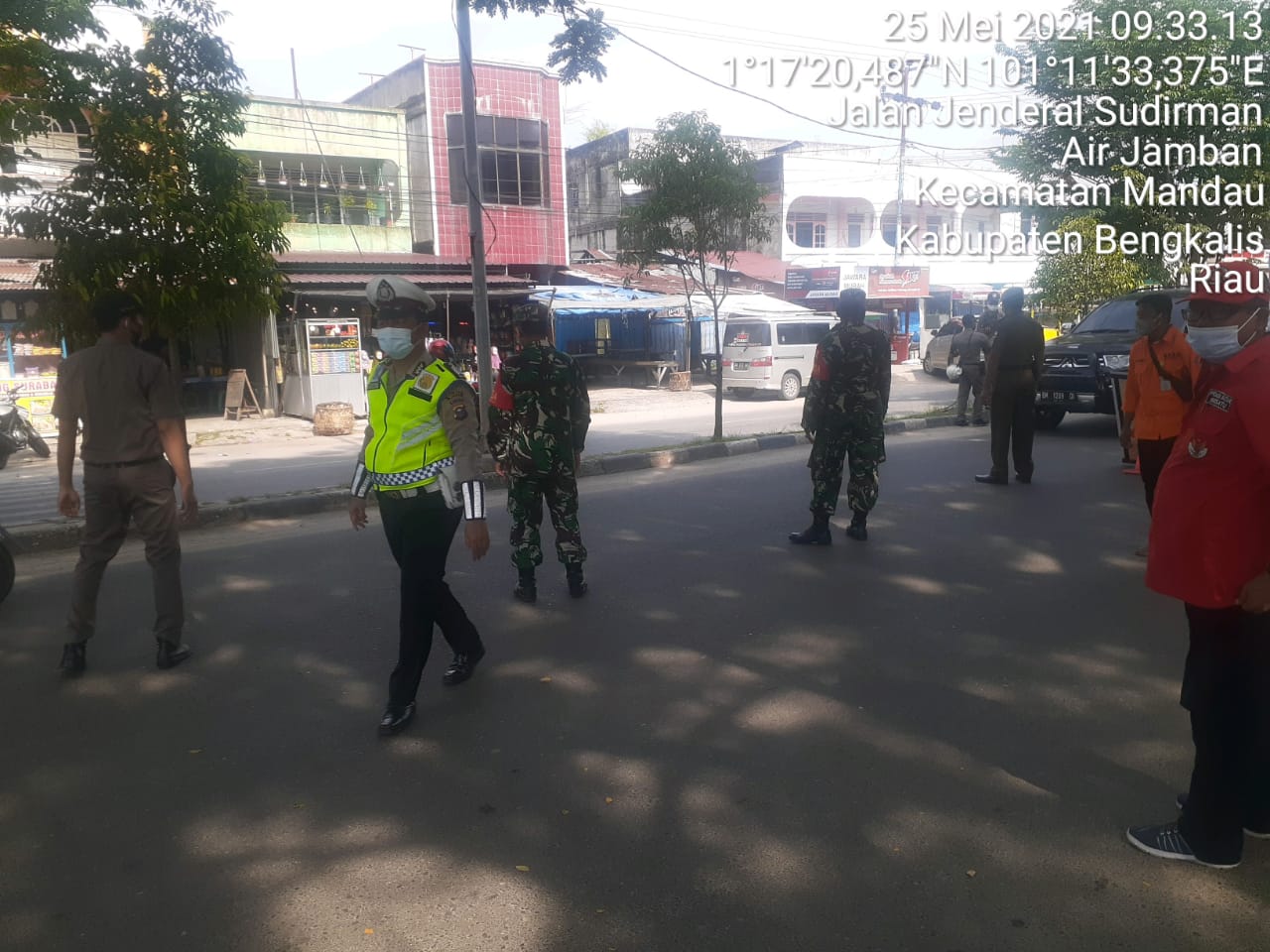Ikuti Treatment, Babinsa Serka Agusliadi Juga Berpesan Agar Tetap Gunakan Masker