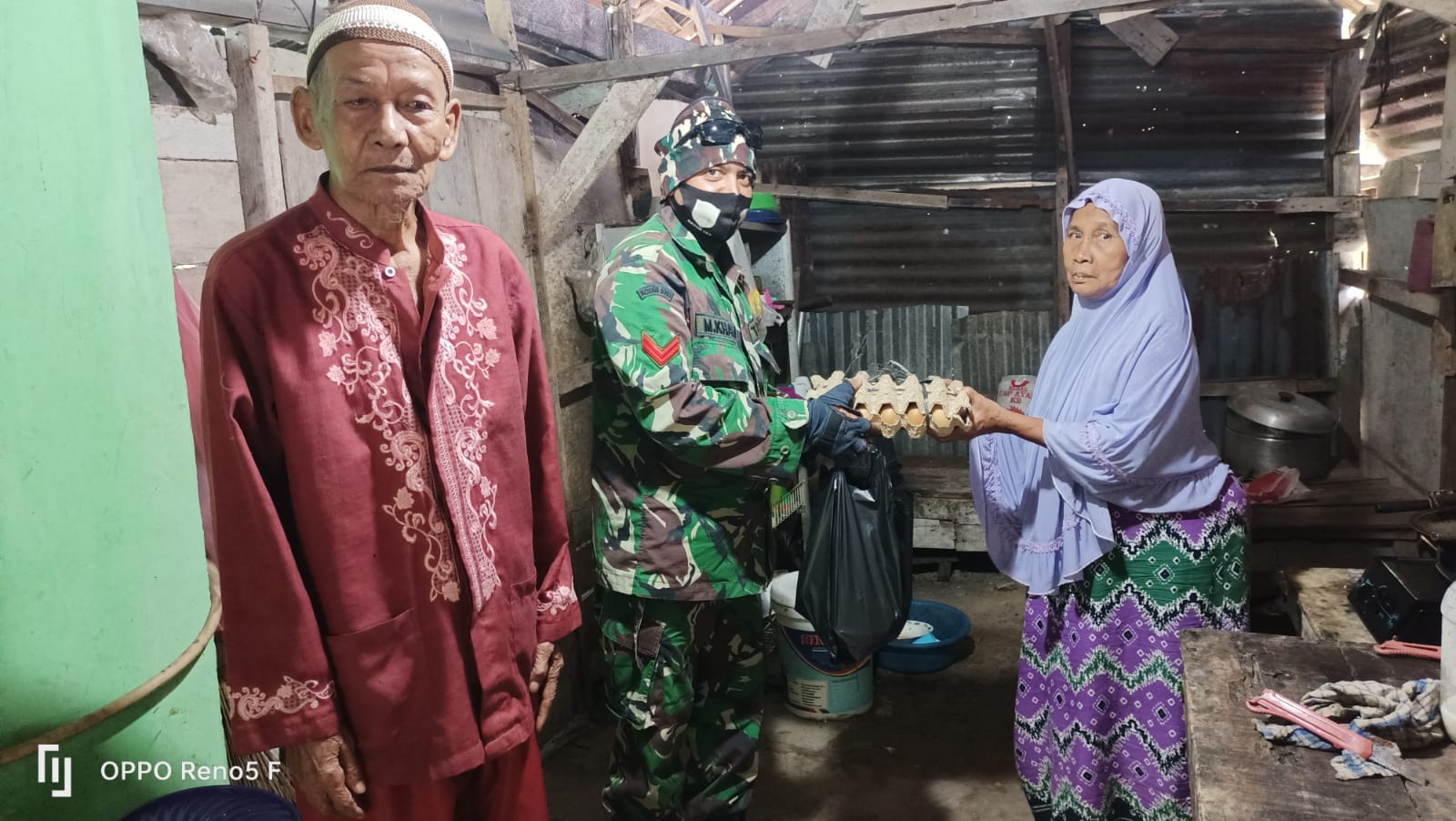 Babinsa Koramil 03/Mandau Koptu Muchsin Kunjungi Dapur Warga Untung Warga Sungai Meranti