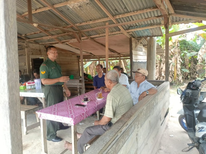 Babinsa Serka Agung Saputro, Berikan Penyuluhan Pancasila Kepada Warga Kelurahan Pematang Pudu