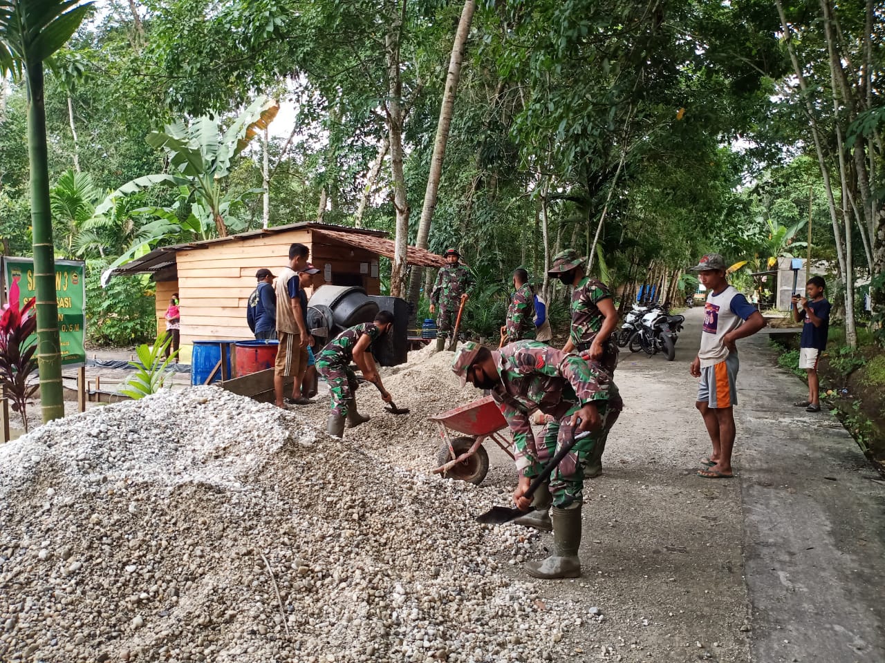 Anggota TNI Bersama Warga Desa Api-api Bangun Jalan Yang Layak