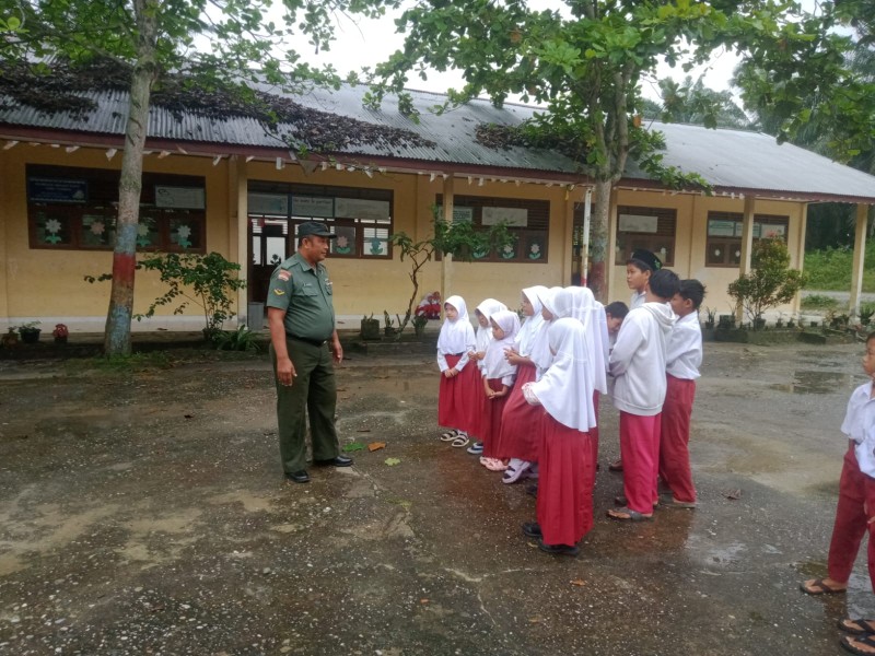 Babinsa Serda Paino, Berikan Penyuluhan Pancasila Kepada Siswa SDN 22 Pinggir, Kampung Pancasila