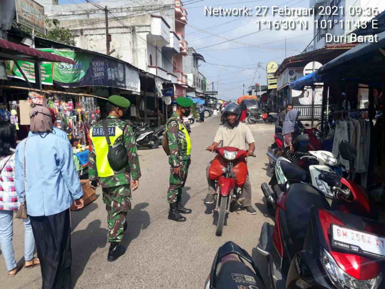 Antisipasi Covid-19, Sertu Rosidanto Cek Kesehatan Pengunjung Pasar Dewi Sartika