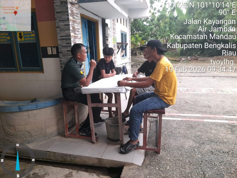 Babinsa Serka Alinaspi Berikan Penyuluhan Pancasila Kepada Warga Kelurahan Air Jamban