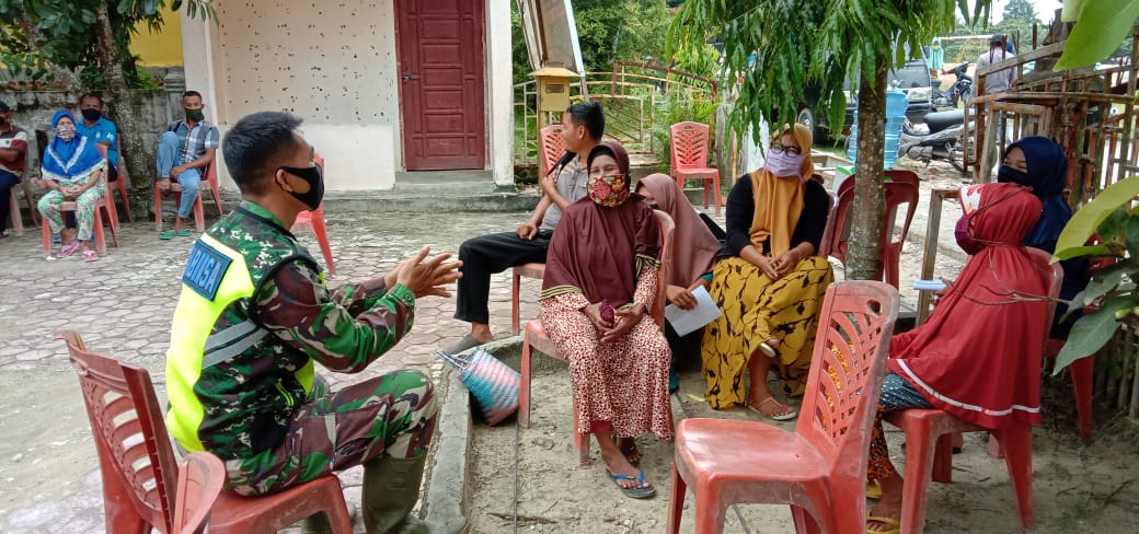Babinsa Koramil 04/Mandau Serda M. Fikri Komsos Memutus Mata Rantai Penyebaran Covid