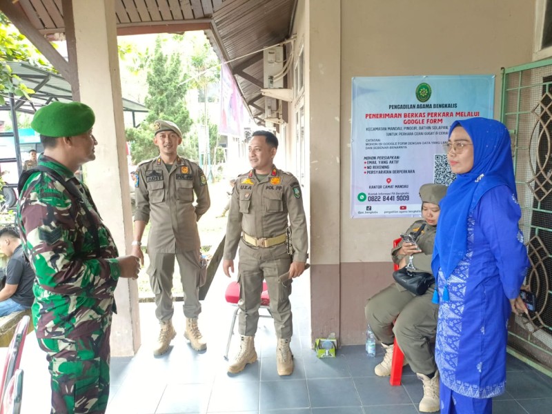 Babinsa Serka Agung Berikan Penyuluhan Pancasila Kepada Warga Air Jamban, Mandau, Kampung Pancasila