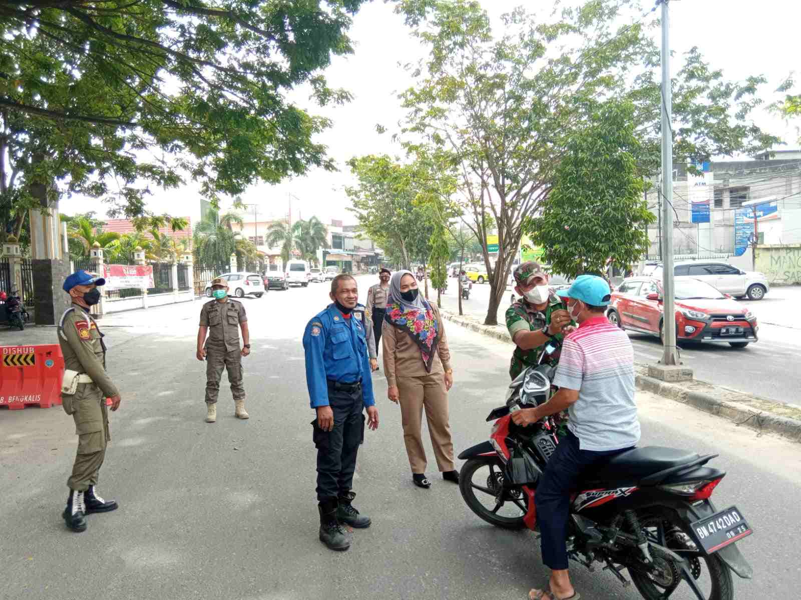 Babinsa Pelda Amiruddin Penerapan PPKM di Kelurahan Air Jamban