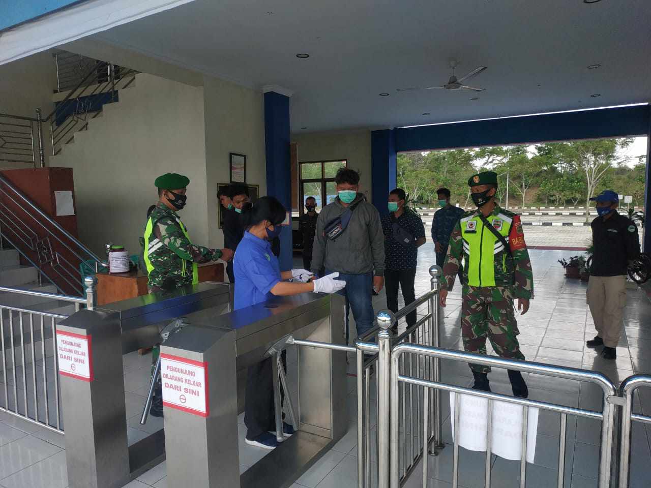 Serma Amiruddin Babinsa Koramil 04/Mandau Himbau Protkes di Waterpark Harationica Mandau