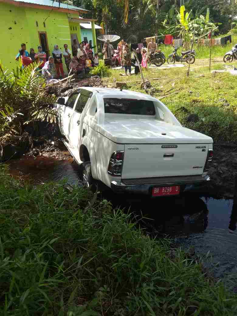Alami Lakalantas Tunggal, Plat Merah Bengkalis Masuk Dalam Parit