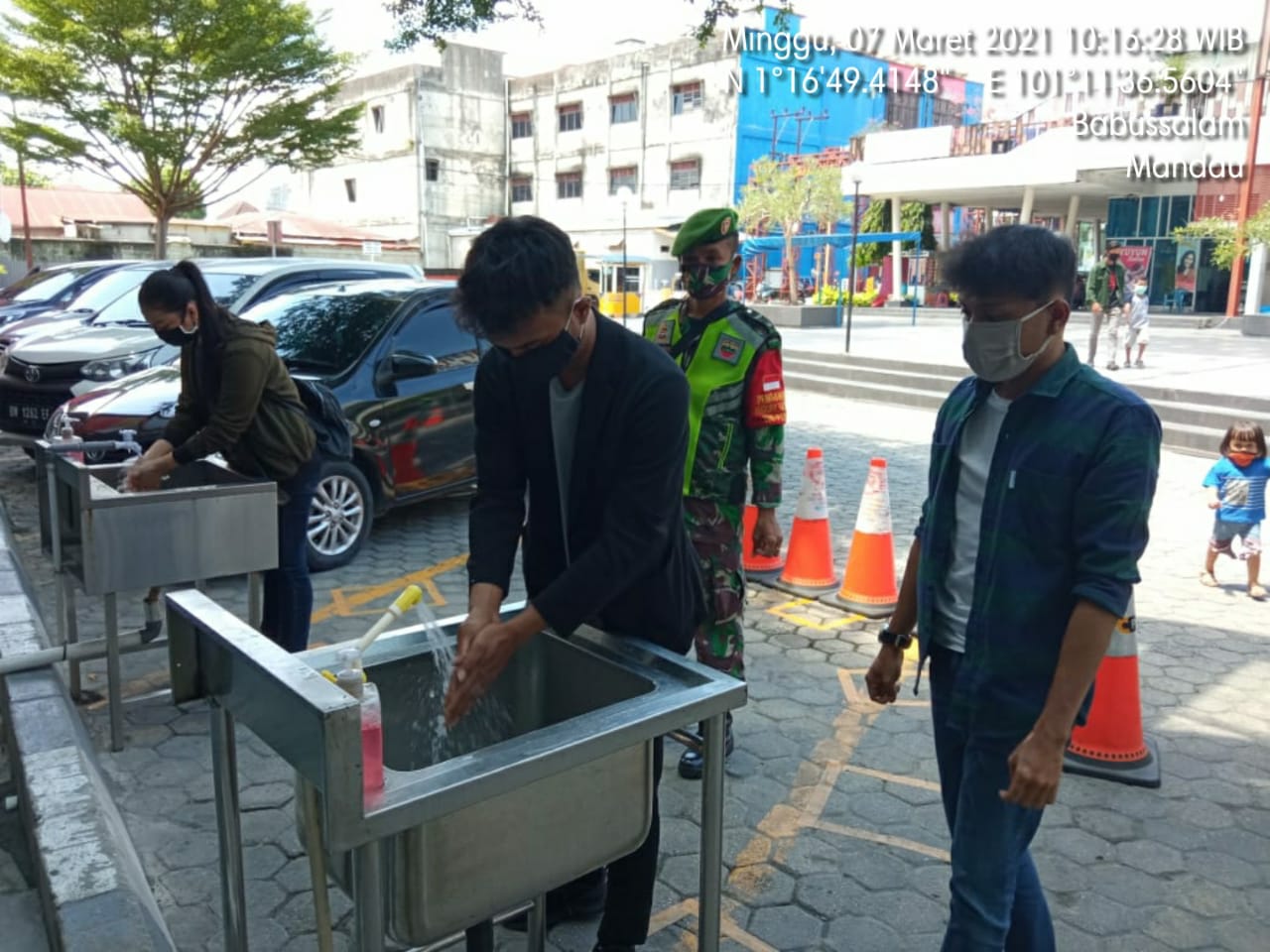 Cegah Penyebaran Covid-19, Serma Amiruddin Cek Kesehatan Pengunjung Mall Mandau City