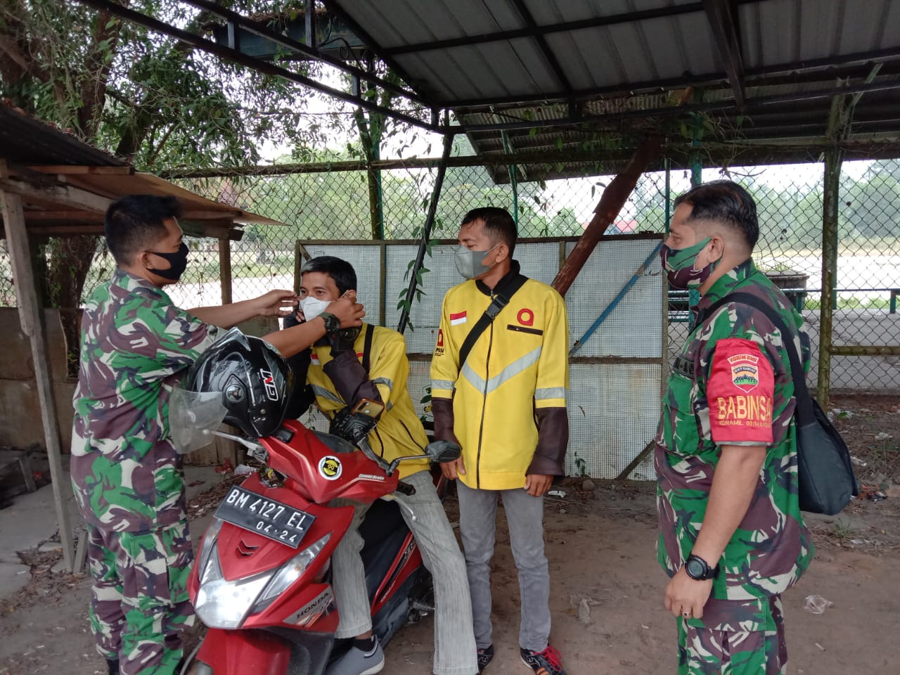 Serka Fauzi, Serda Ramadhani & Serda Fikri Sosialisasi Karhutla di Kelurahan Batang Serosa