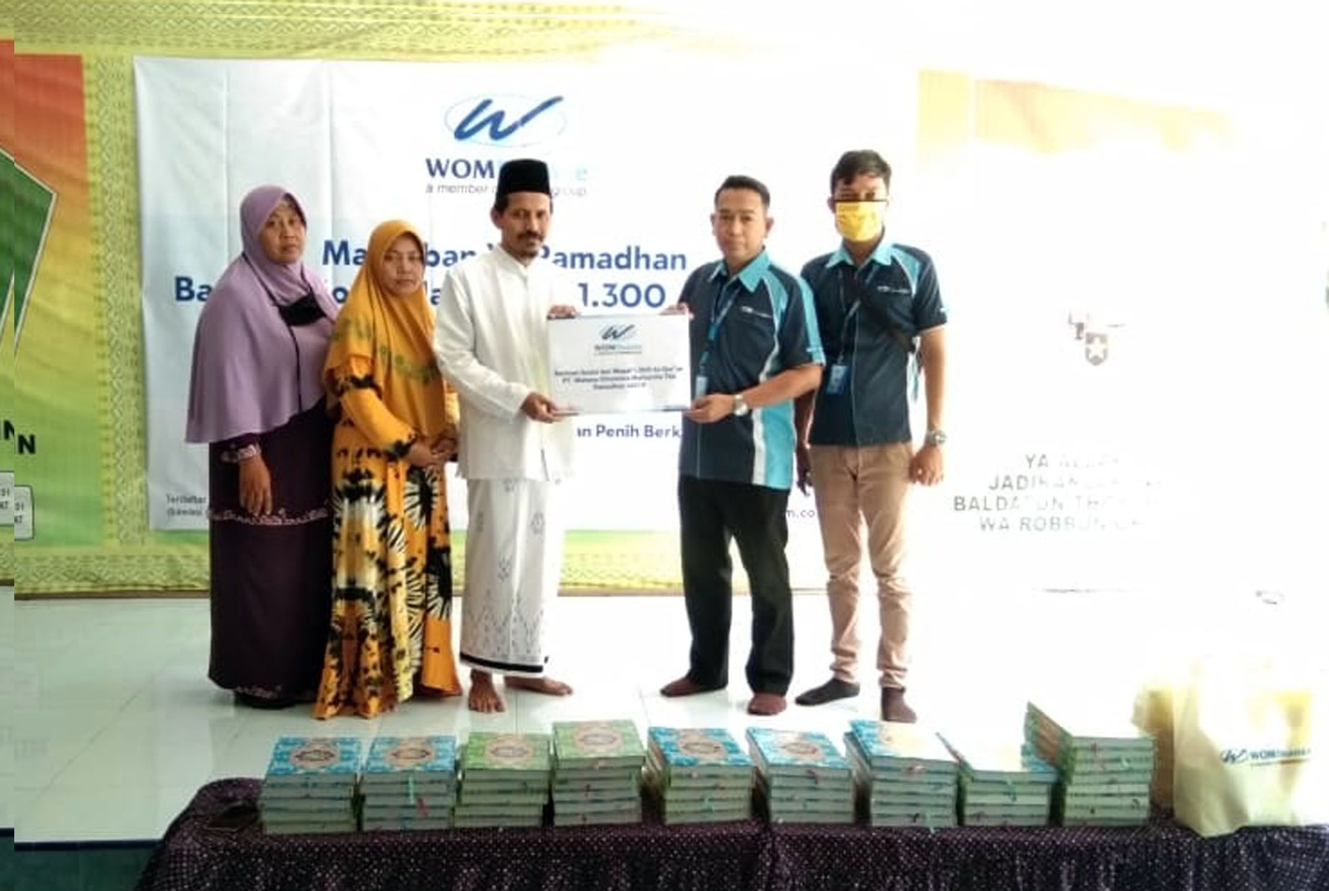 WOM Finance Bagikan 1.300 Al-Quran