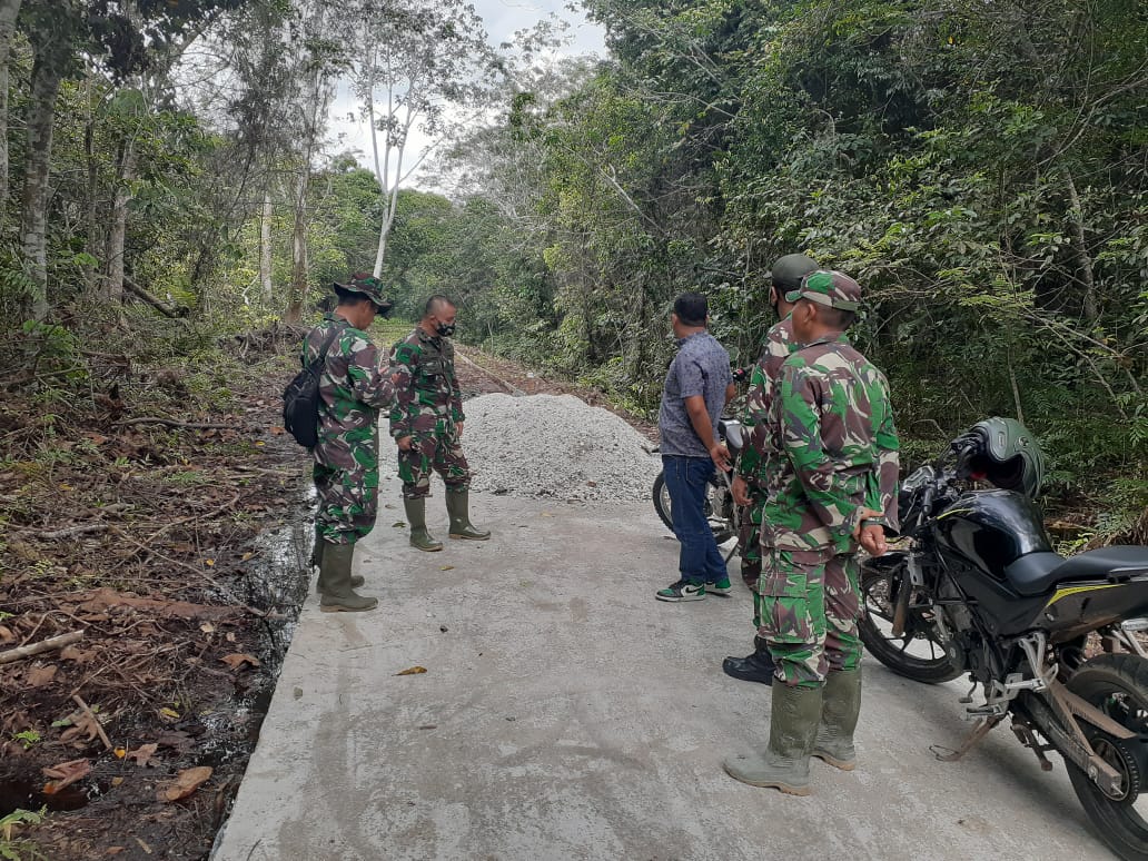 Masyarakat Mengaku Senang Membantu Satgas TMMD