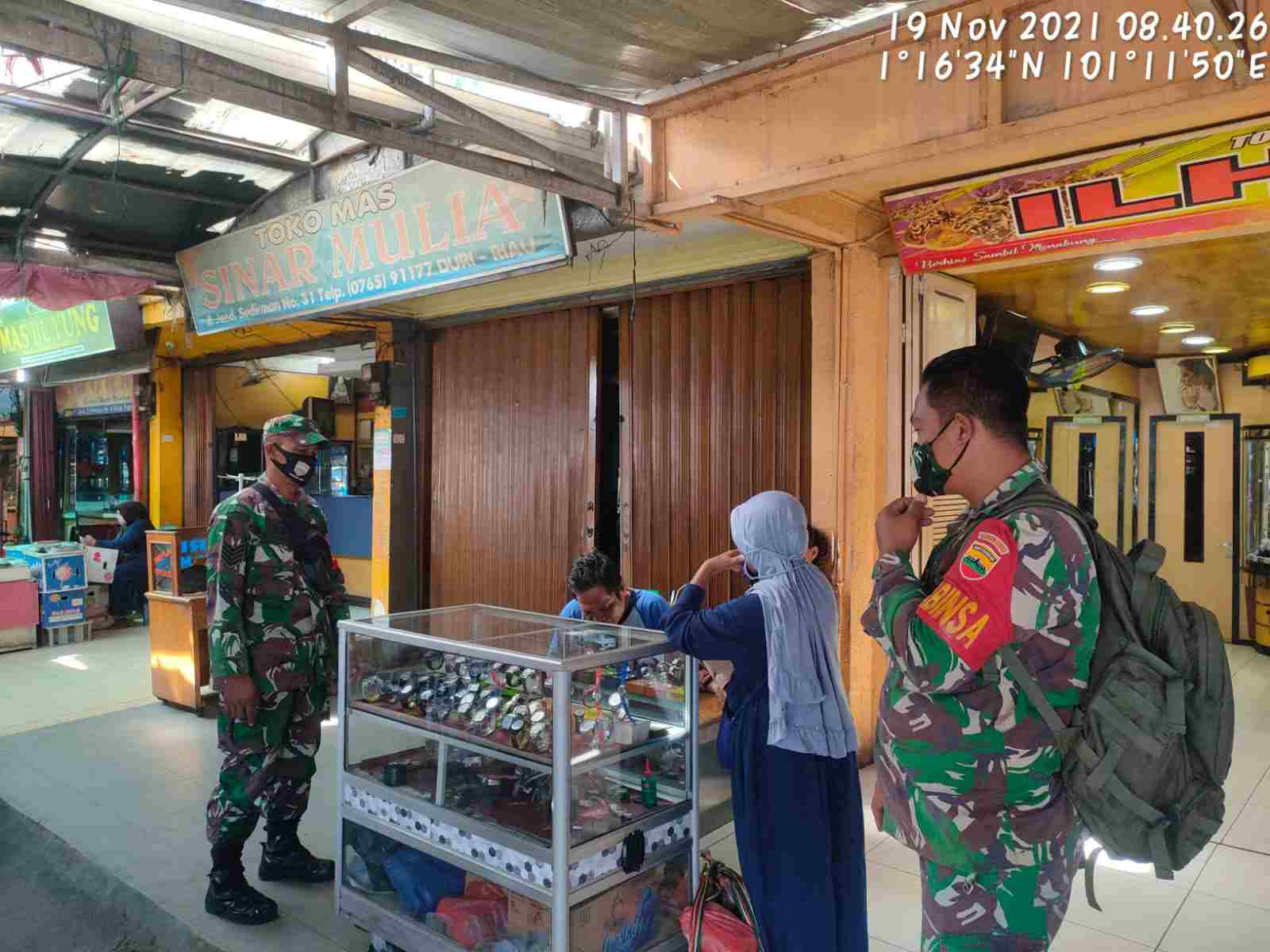 Serma Sutrisno dan Kopda Bambang Himbau Protokol Kesehatan di Pasar Dewi Sartika