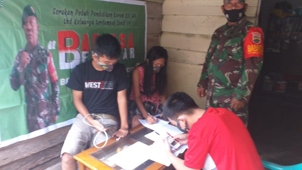 Tersenyum Riang, Siswa Dapatkan Internet Gratis dari Babinsa Serda P. Sinaga Untuk Daring