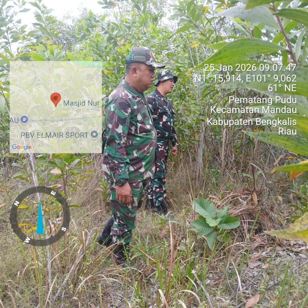 Babinsa Serma Agus prabowo, Sertu Rosdianto, Kopda Alif Alfindo  Patroli Karhutla di jalan Rangau