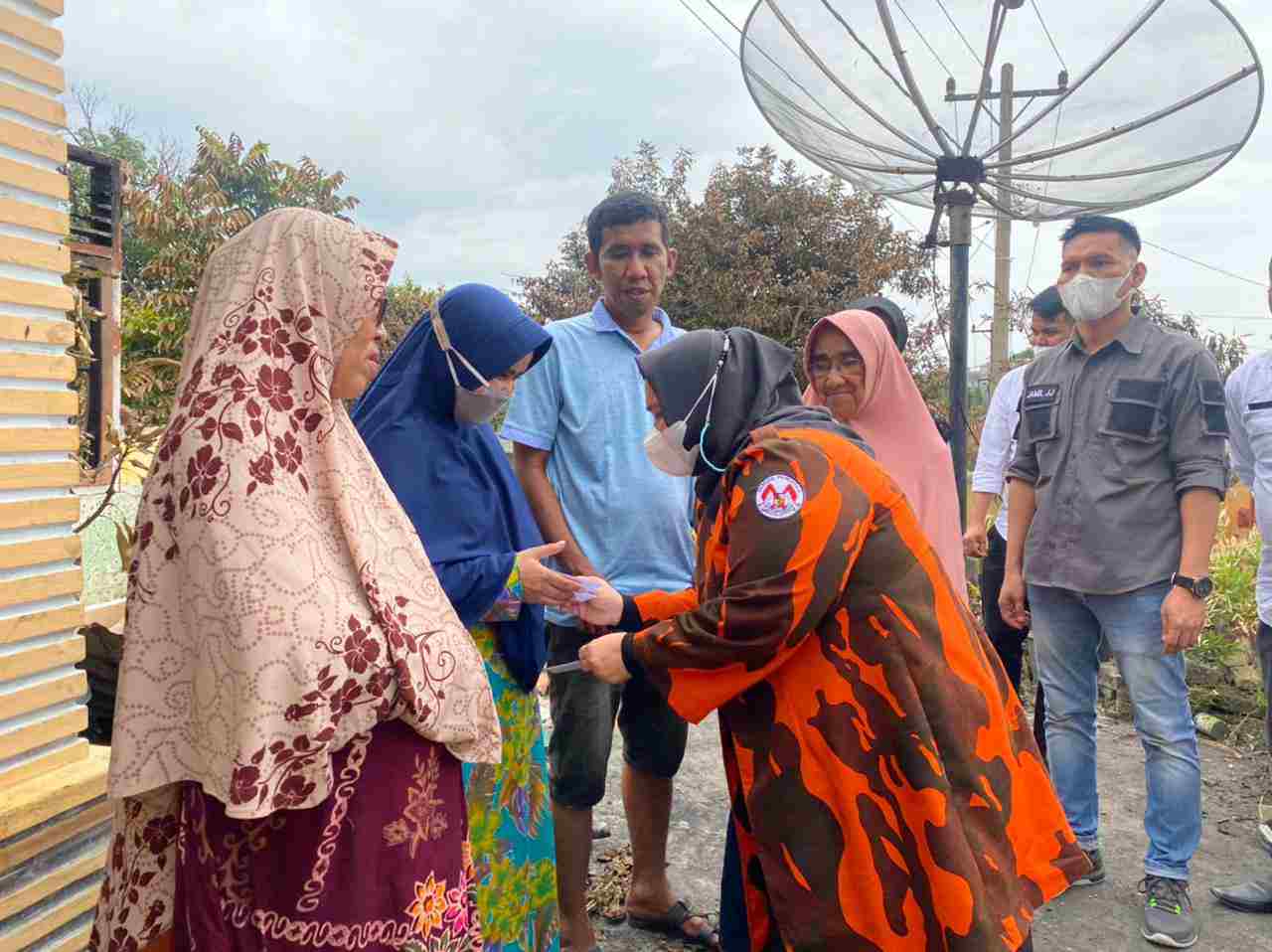 Kunjungi Korban Kebakaran Jalan Cendana Duri, Kasmarni Serahkan Bantuan Kemanusiaan