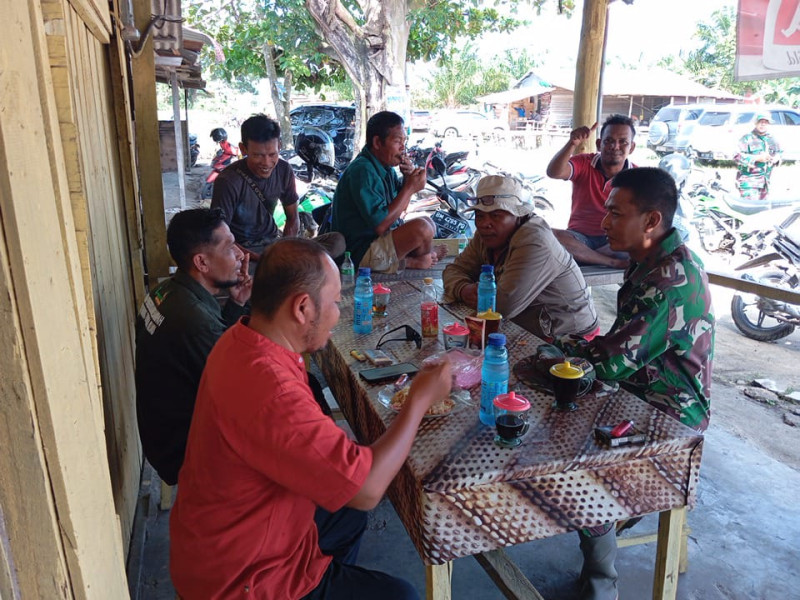 Babinsa Serma Suprapto Berikan Penyuluhan Pancasila Kepada Warga Desa Simpang Padang
