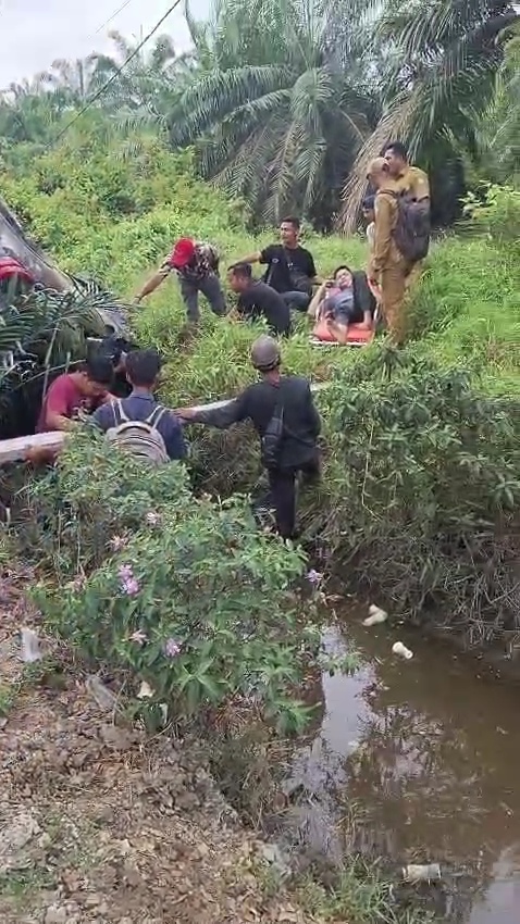 Mobdin BM 9 D Bengkalis Alami Laka, Terguling Masuk Ke Parit
