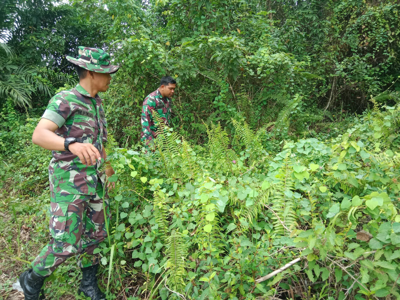 Terus Laksanakan Patroli, Babinsa Koramil 03/Mandau Serda Fikri dan Kopda P. Samosir di Desa Tasik Serai Timur