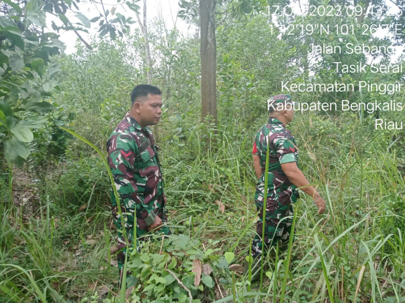 Terus Laksanakan Patroli, Babinsa Koramil 03/Mandau Kopda S. Nasutioan dan Kopda P. Samosir di RW 04 Tasik Serai