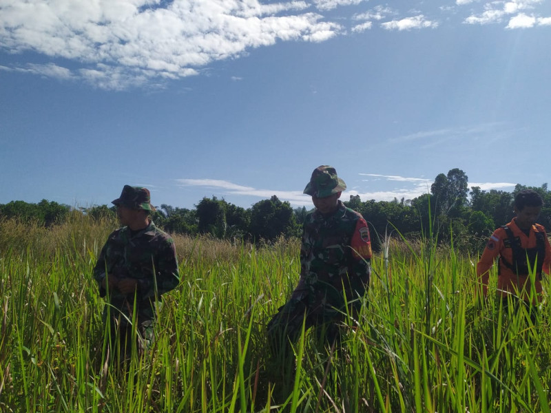 Terus Laksanakan Patroli, Babinsa Koramil 03/Mandau Serda Ramadhani dan Kopda Yusup di Pinggir