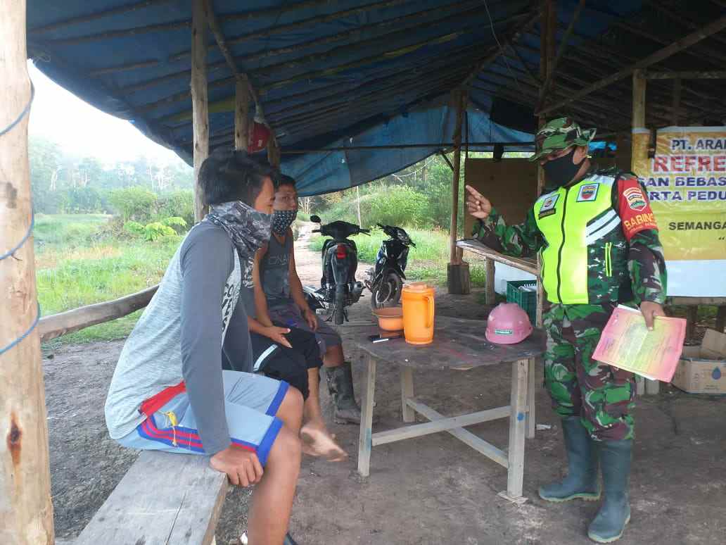 Serda P. Sinaga Anggota Koramil 04/Mandau Patroli Karhutla di Desa Tasik Tebing Serai