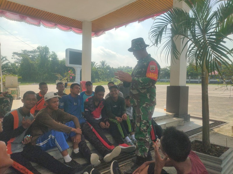 Babinsa Koptu Bambang Berikan Penyuluhan Pancasila Kepada Siswa di Kecamatan Pinggir, Kampung Pancasila