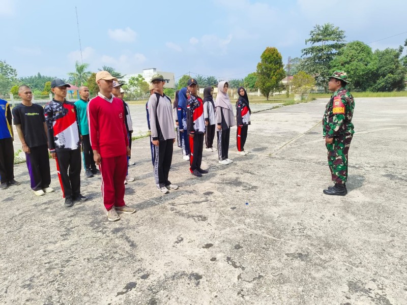 Babinsa Serka Roy P. Berikan Penyuluhan Pancasila Kepada Di Desa Pinggir, Kampung Pancasila