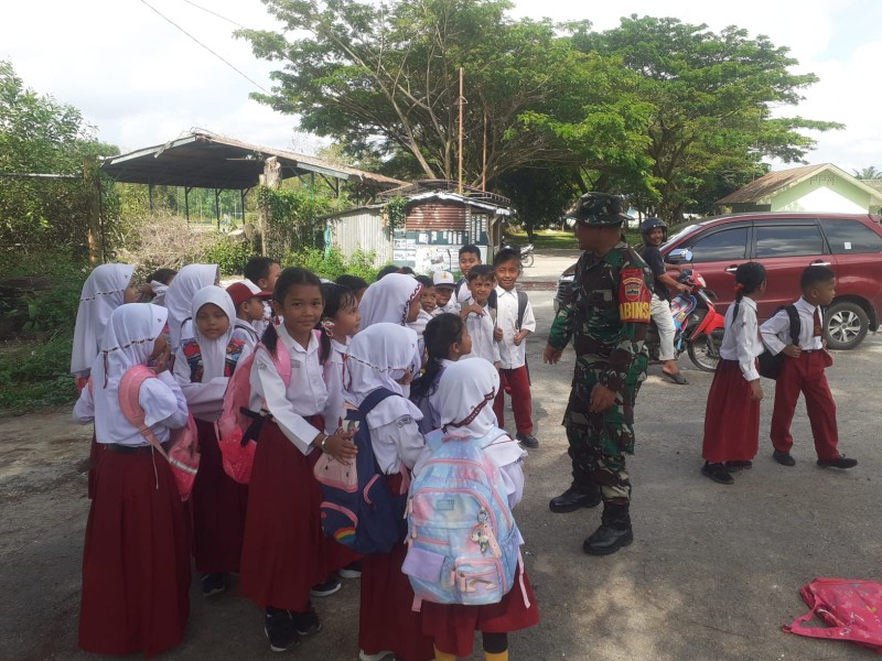 Serda P. Sinaga Berikan Penyuluhan Pancasila kepada Siswa Sekolah Dasar di Kampung Pancasila Duri