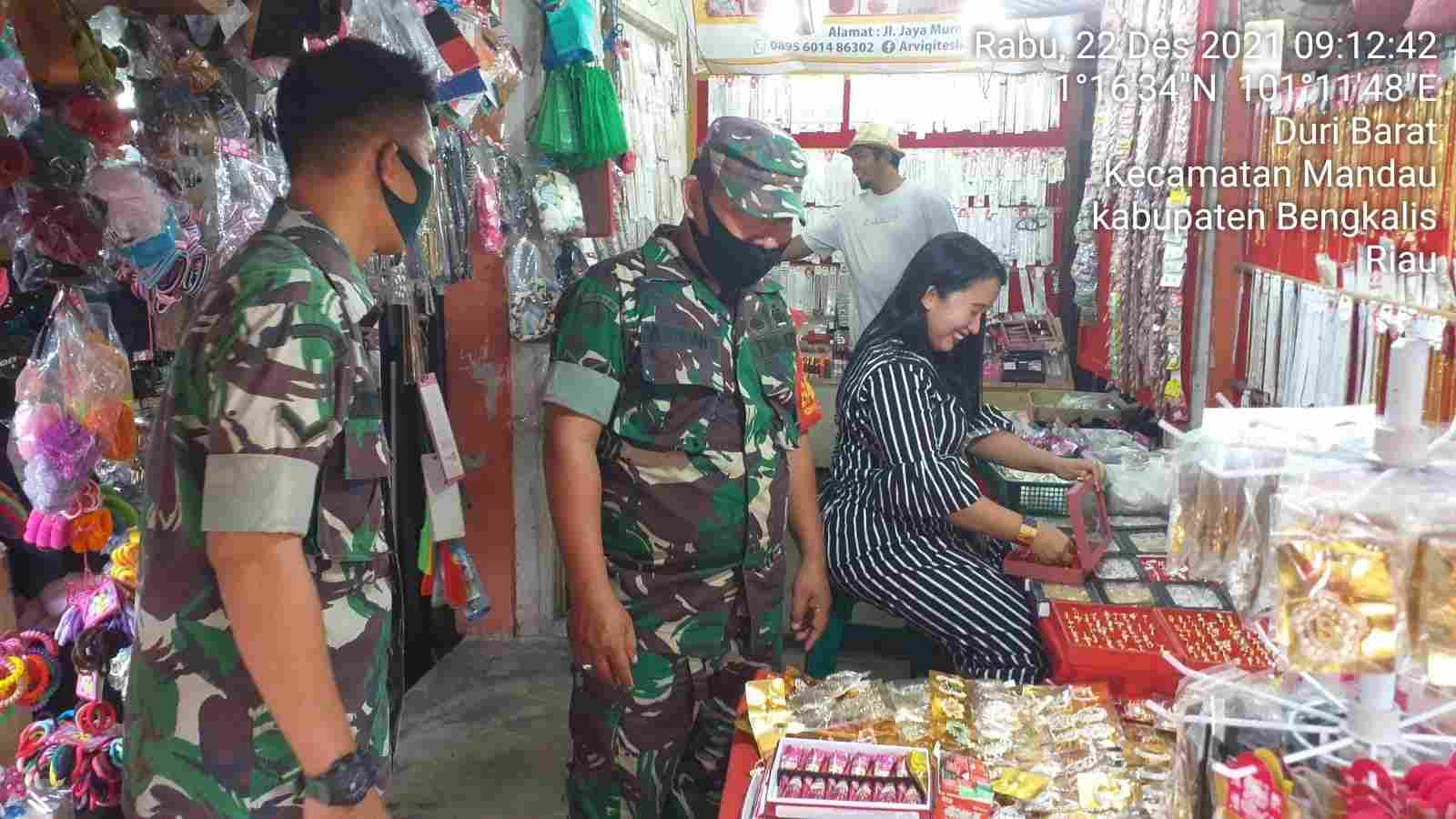 Serda P. Sinaga dan Serda M. Fikri Himbau Protokol Kesehatan di Pasar Dewi Sartika