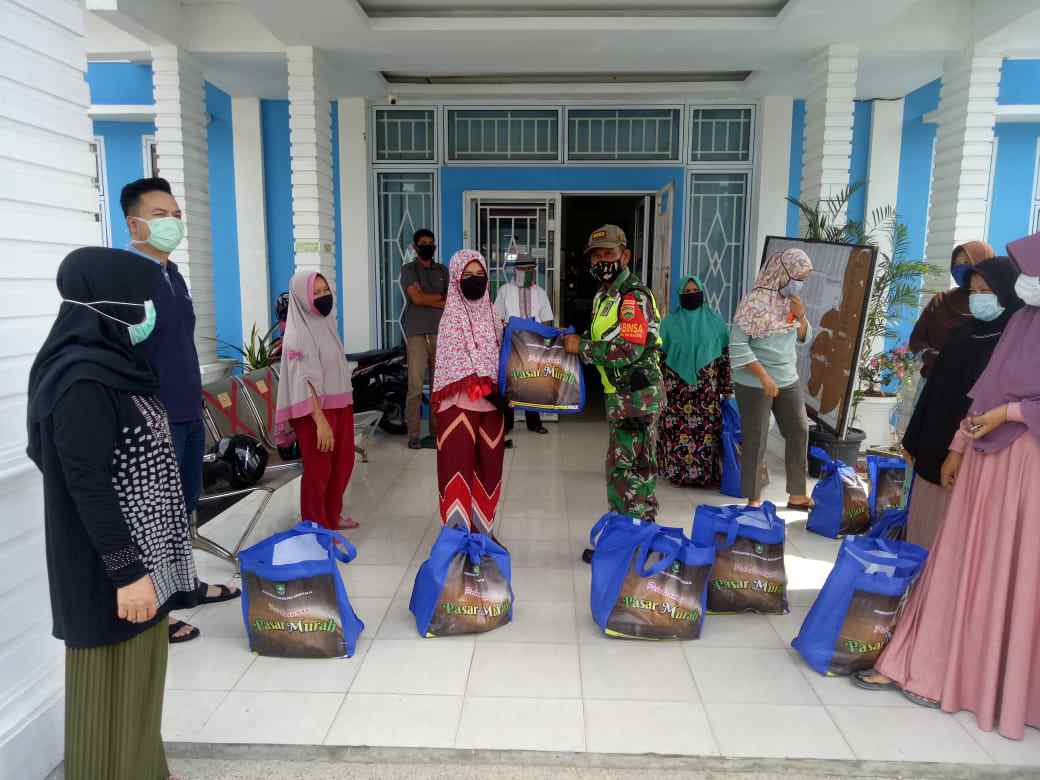 Babinsa Bantu Mengawasi Pembagian Sembako Murah