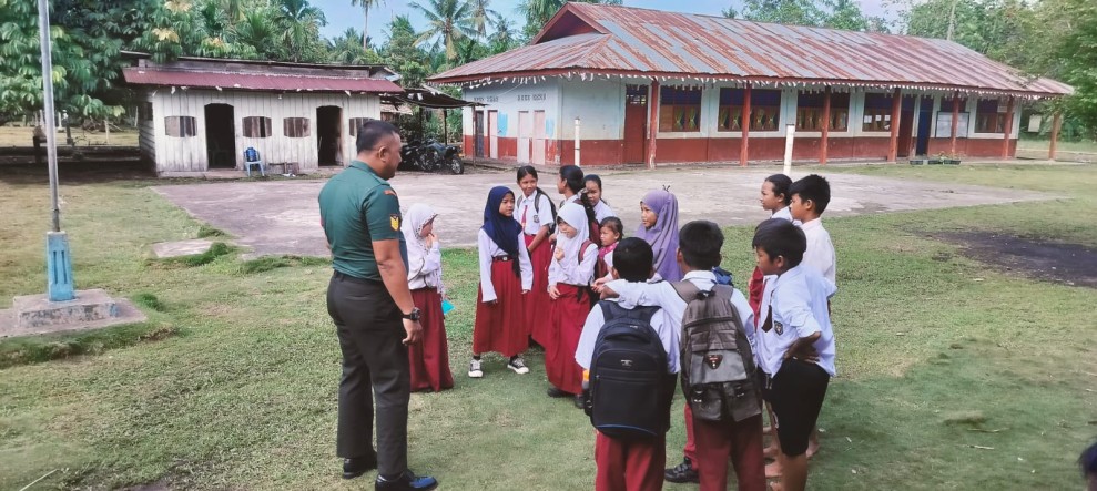 Babinsa Serma Agus Prabowo Berikan Penyuluhan Pancasila Kepada Siswa Sekolah Dasar di Kelurahan Gajah Sakti