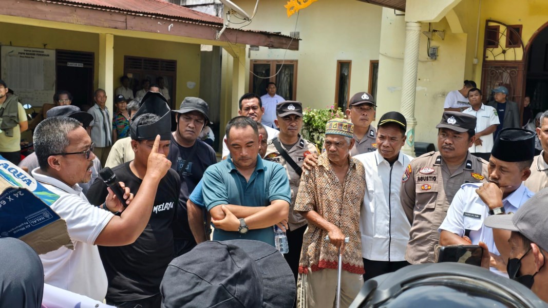 Dipertanyakan MoU PT. Tumpuan, Masyarakat Desa Petani Lakukan Aksi Damai Depan Kantor Desa