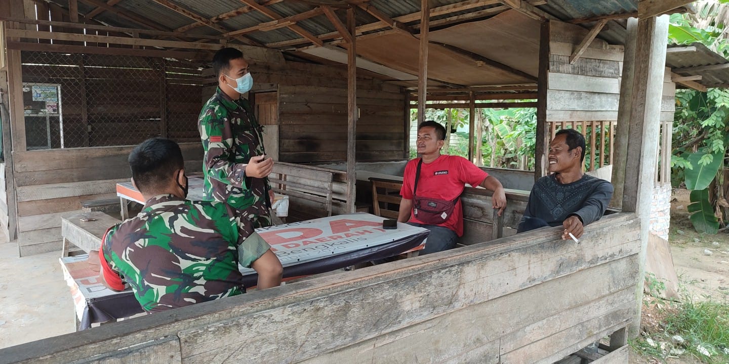 Serda Awaluddin dan Praka Arif Sosialisasi Karhutla di Desa Boncah Mahang