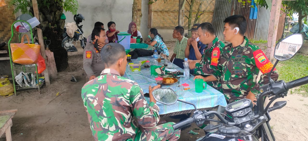 Sertu Robbi Sosialisasi Karhutla di Desa Buluh Apo