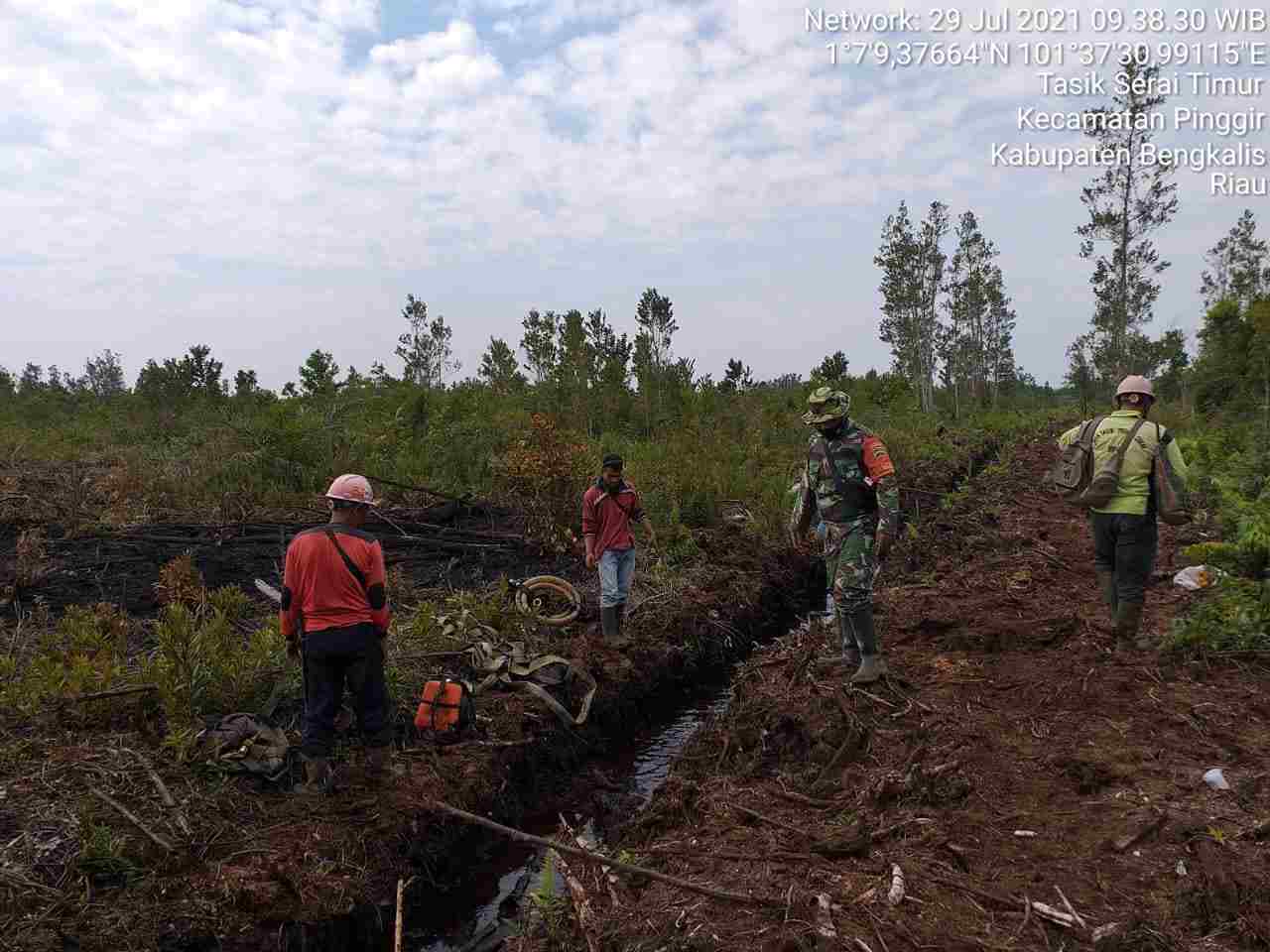 Serda P. Sinaga Patroli Titik Api di Desa Tasik Serai Serai