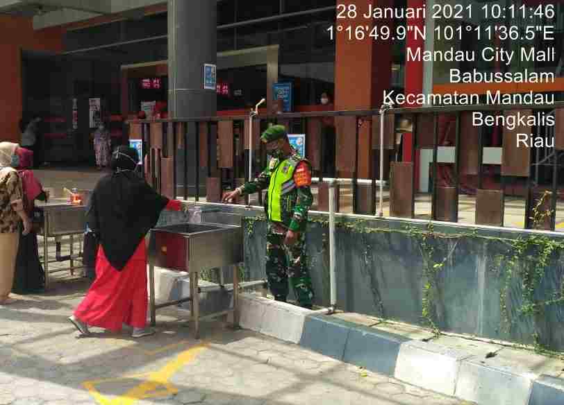 Antisipasi Penularan Covid-19, Serma Armen Giat Sosialisasi Prokes di Mall Mandau City