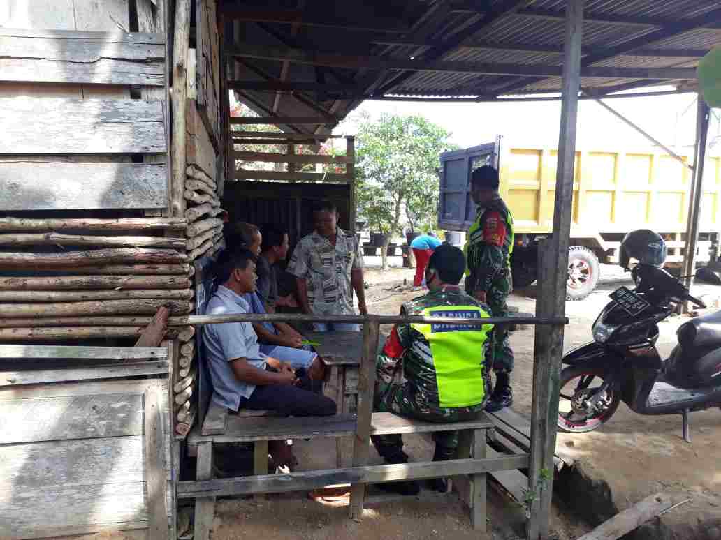 Sertu Ristiyo Laksanakan Sosialisasi Karhutla di Desa Harapan Baru