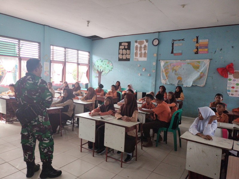 Babinsa Sertu AT. Silaban Berikan Penyuluhan Pancasila Kepada Siswa SDN 10 Desa Pinggir, Kampung Pancasila