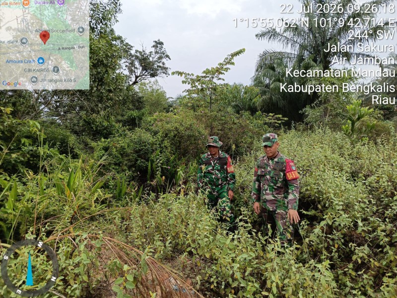 Babinsa Serka Alinasfi, Praka Amser Manullang Patroli Karhutla di Jalan Mandiri Induk, Air Jamban, Bengkalis